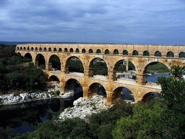 A dél-franciaországi Pont du Gard vízvezeték hidat a rómaiak körülbelül 2000 évvel ezelőtt építették, és máig működik.