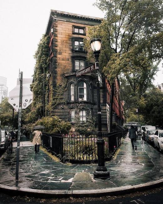 New York legrégebbi utcája pont úgy néz ki, mint egy titokzatos film háttere.