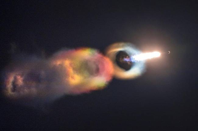„Véletlenül lefényképeztem, ahogy a Falcon 9 rakéta keresztül megy egy irizáló felhőn."