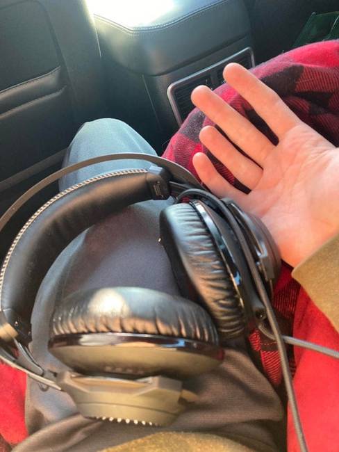 „A 14 órás utazásra kényelmes fejhallgatót vittem magammal, de elfelejtettem, hogy a telefonomon nincs fejhallgató-csatlakozó."