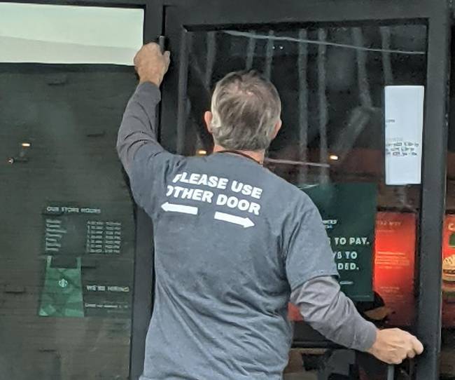 Ennek a karbantartónak egy egyértelmű felirat van az ingjén.