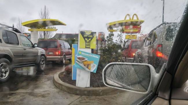 A McDonald's mindkét sorában ugyanolyan autók voltak.