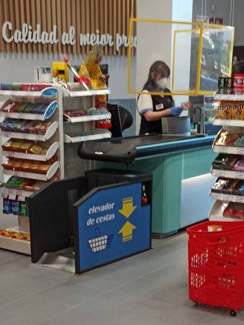 Ennél a pénztárnál lift viszi a helyükre a kosarakat.