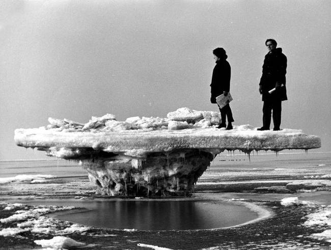 Dagály után megmaradt jégtábla a holland tengerparton az 1963-as extrém hideg télen.
