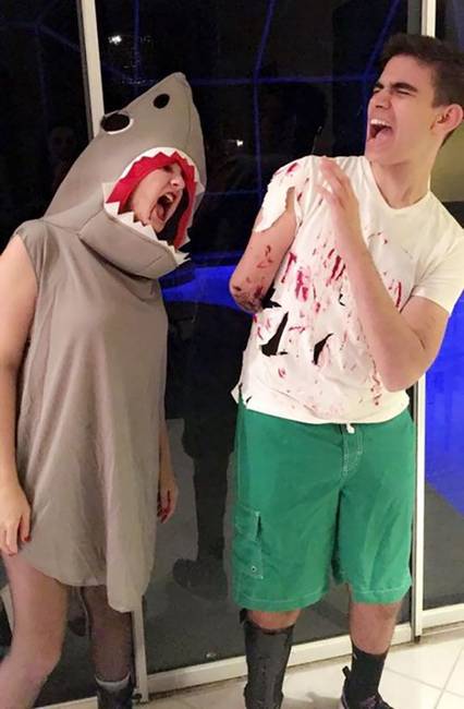 Egy fiatal pár halloweeni jelmeze, akik a baleset ellenére sem vesztették el a humorérzéküket… :D