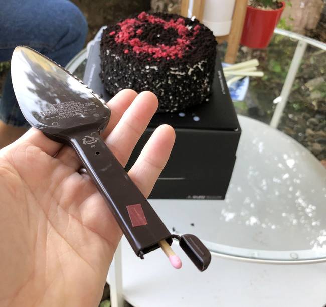 A torták mellé eldobható tortavágó kést, gyufát és gyertyát is csomagolnak, hogy véletlenül se kerüljünk kellemetlen helyzetbe.