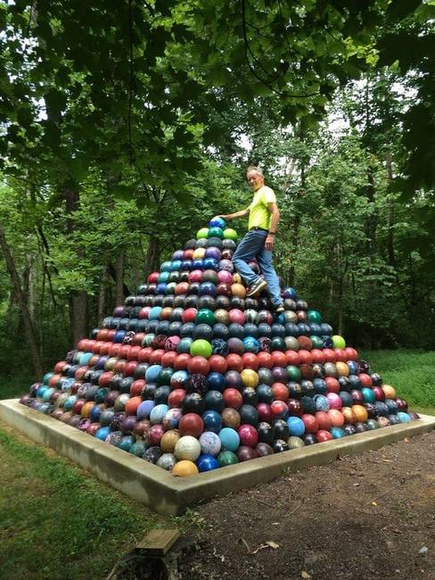 „Az elmúlt 15 évben az apám 1785 bowlinggolyót gyűjtött, és egy komplett piramist készített belőlük."