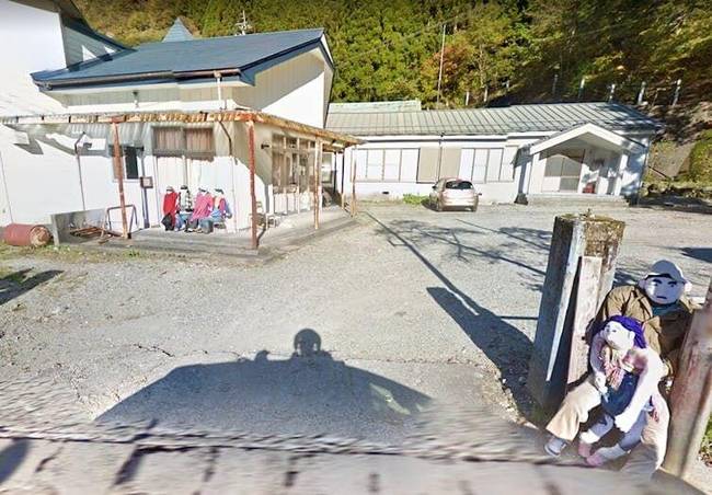 Rég elhagyott vidék: ezt a japán falut az évek során szinte teljesen elhagyták az emberek, ezért akik ott maradtak, úgy döntöttek, hogy életnagyságú babákkal pótolják őket. Bizarr.