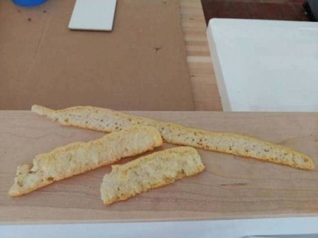 Ez a régi szigetelőhab megtévesztően hasonlít egy pékárura.