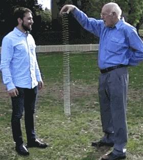 Így nyeli el az energiát egy lépcsőjáró rugó.