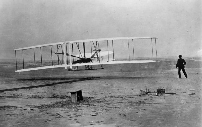 Az történelem első repülőgépét feltaláló Wright fivérek első repülése - 1903-ban.