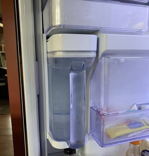 „Az új hűtőszekrényünkben beépített vízszűrőkancsó van."