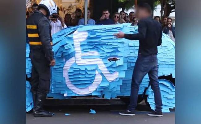 Nem túl okos ötlet mozgáskorlátozott helyre parkolni. Ezt már ő is tudja.