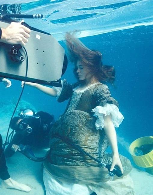 Keira Knightley víz alatti jelenete a A Karib-tenger kalózai: A Fekete Gyöngy átka című film forgatásán.