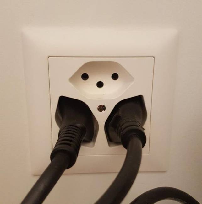 Svájcban vannak olyan konnektorok, amikbe egyszerre akár 3 dugót is bedughatunk.