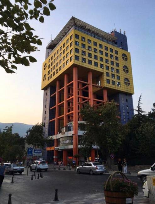 Posztmodern épület a törökországi Kahramanmaraş városban.