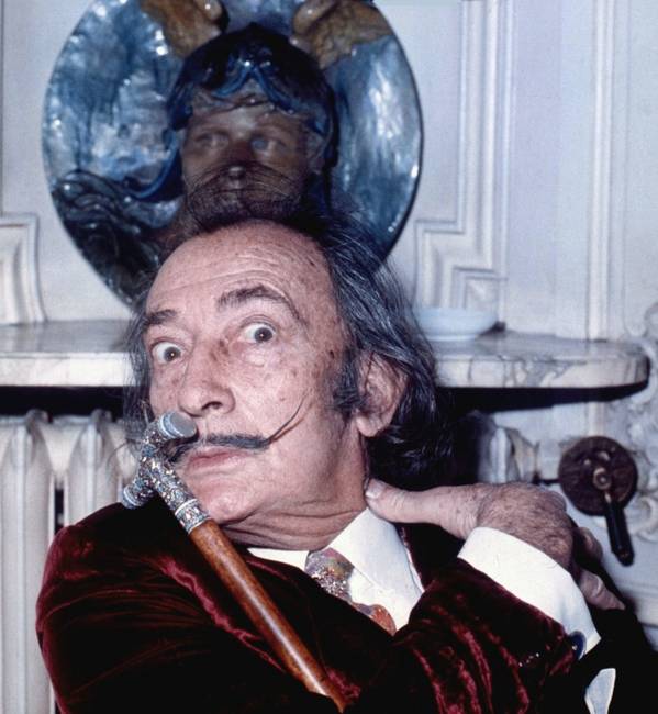 Salvador Dali bajusza (amit egyébként 2017 júniusában exhumáltak) a művész egész életében ugyanúgy állt.