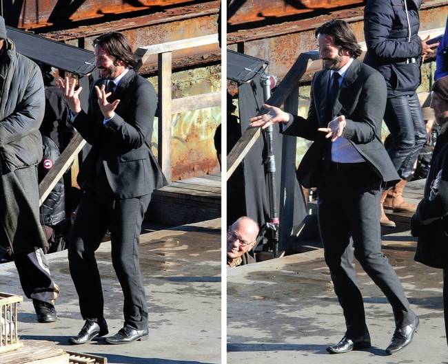 Tenyerét mutató Keanu Reeves.