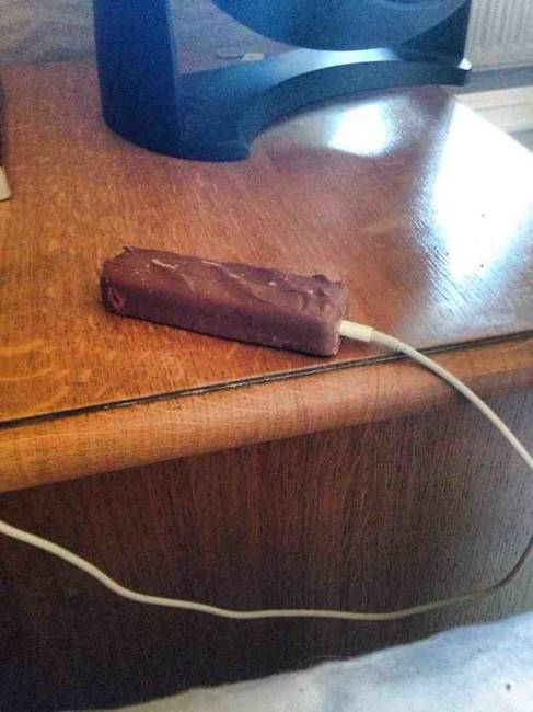 Részegség ide vagy oda, hogy lehet összetéveszteni egy Snickers-t egy mobiltelefonnal?!😂