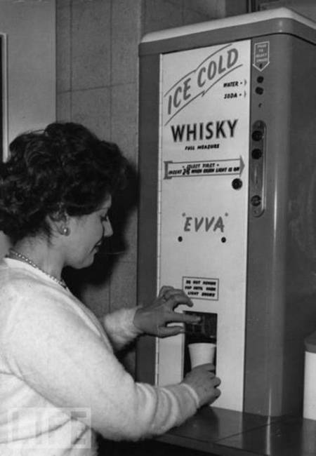 Egy munkahelyi Whiskey-automata, 1950-ből.