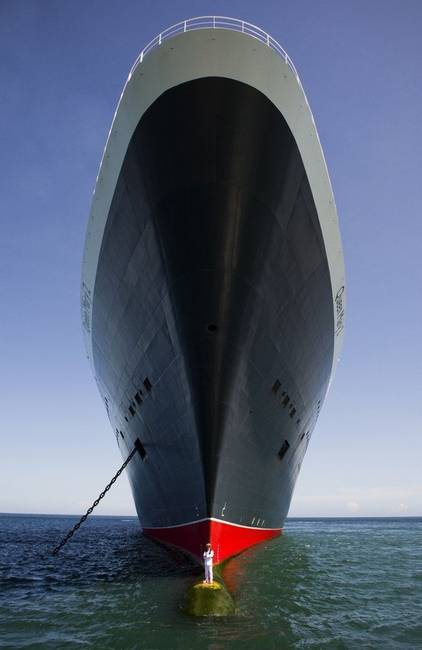 A Queen Mary 2 óceánjáró hajó és kapitánya.