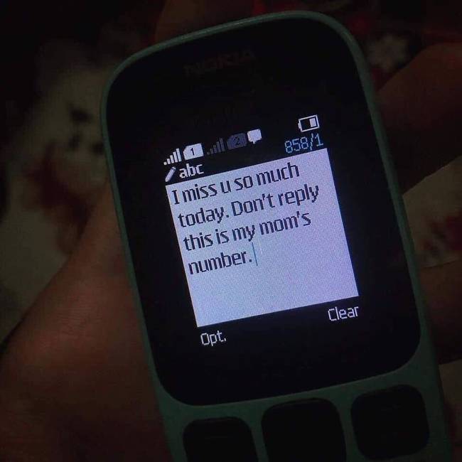 Amikor a szüleink telefonjáról írtunk SMS-t a barátunknak / barátnőnknek és a végére oda kellett írnunk: ne írj vissza, ez anyám telója. 😌