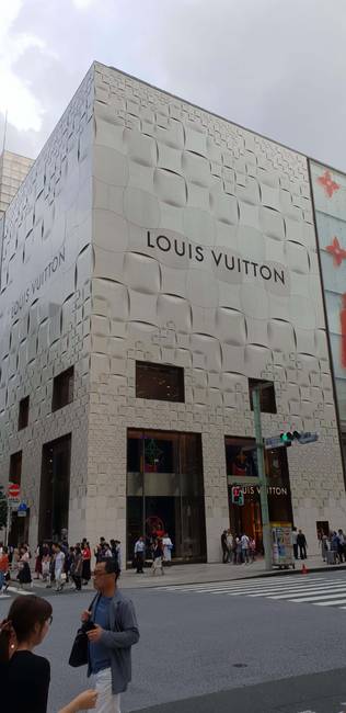 Louis Vuitton üzlet Tokióban.