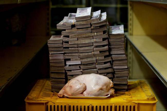 Bolíviában annyit romlott a pénz, hogy 14.600.000 bolivianoba (Bolívia hivatalos pénzneme) kerül 2 kg csirke.