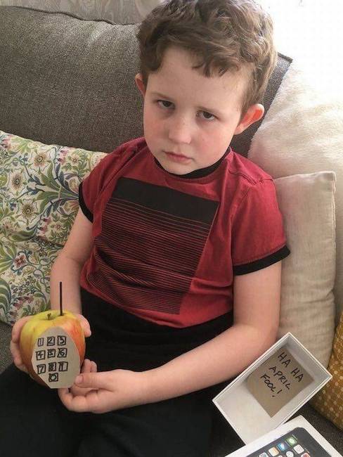 A kölyök Apple telefont szeretett volna születésnapjára. Láthatóan nem ment át neki a szülők humora.