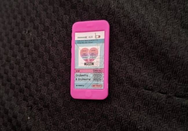 „A lányom új babájának egy apró telefonja is van, aminek be van törve a képernyője."
