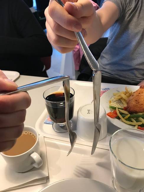 „Ezek az Ikeás evőeszközök valamiért mágnesesek."