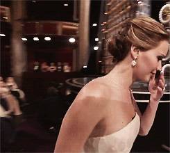 Persze, ha a nyilvánosság előtti cikis helyzetekről van szó, akkor Jennifer Lawrence viszi a pálmát, aki rendszeresen hasra esik mindenhol. Itt például 2013-as Oscar-gálán.