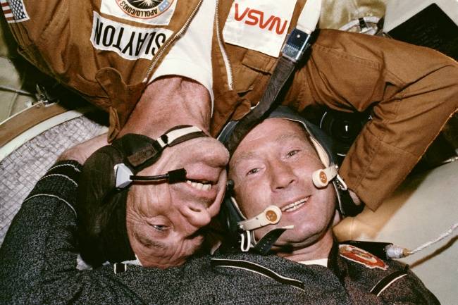 Donald Slayton amerikai és Alekszej Leonov orosz űrhajós, akik közösen vettek részt a Szojuz–Apollo-programban, ami egy remek példája volt az amerikai-orosz együttműködésnek a hidegháború idején.