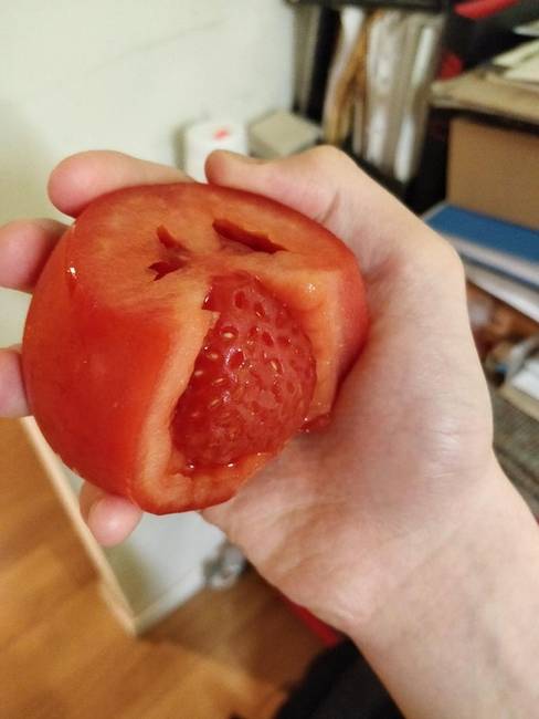 Ha így vágunk fel egy paradicsomot, akkor úgy fog kinézni, mint egy eper.