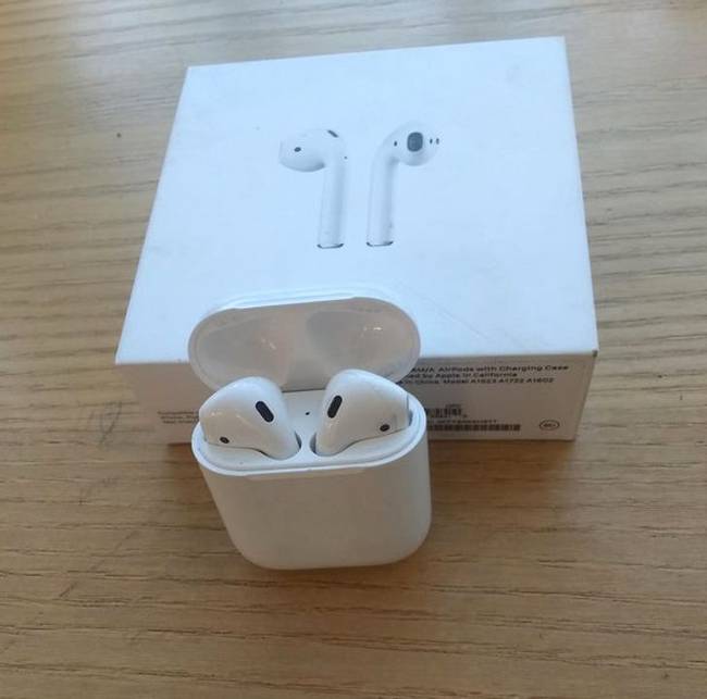 „Apple AirPod-ot találtam egy egyetem melletti kukában, ahol gazdag gyerekek tanulnak."