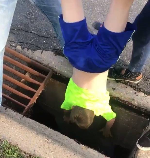 „A barátnőm apja beleejtette a lakáskulcsot a csatornába. Ez a kép már a mentőexpedícióról készült."