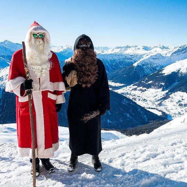 A svájci mikulásnak van egy furcsa, ijesztő barátja.