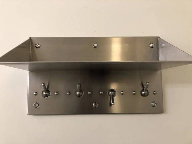 „Miért állítható a helyzetük ezeknek a ruhafogasoknak ebben a nyilvános WC-ben?!"
