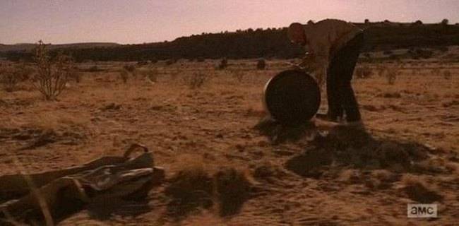 A Breaking Bad című sorozat elején Walt leveszi a nadrágját a sivatagban. A sorozat vége felé amikor a helyszín ismét a sivatag volt, a nadrág még mindig ott van. (bal alsó sarok)
