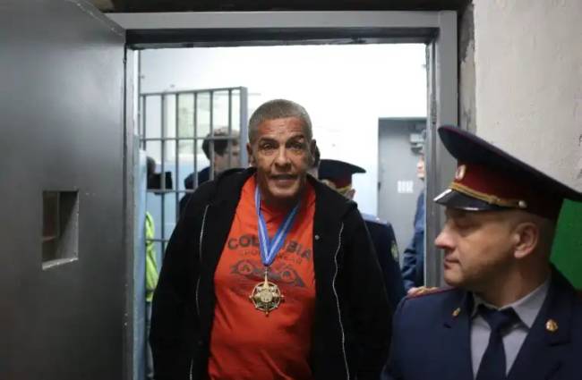 Samy Naceri egy moszkvai rendőrőrsön.