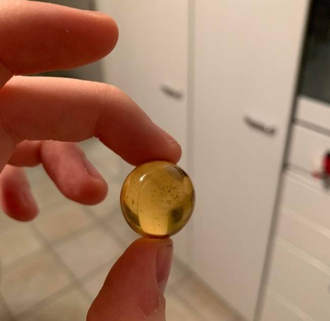 Mézgolyó, amit közvetlenül a teába lehet dobni, akárcsak például a kockacukrot.