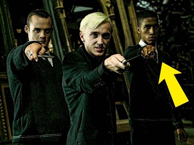 A könyvek szerint Malfoy, Crak és Monstro hármas elválaszthatatlan maradt egészen a Szükség szobájának tragikus eseményéig. A filmben azonban az alkotóknak bele kellett nyúlniuk ebbe a hármasba, mivel a Crakot játszó színészt letartóztatták és nem tudott részt venni a forgatáson.