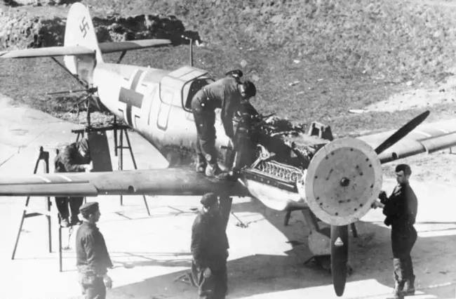 Német szerelők egy Messerschmitt Bf 109-es szinkronizátorát állítják be.