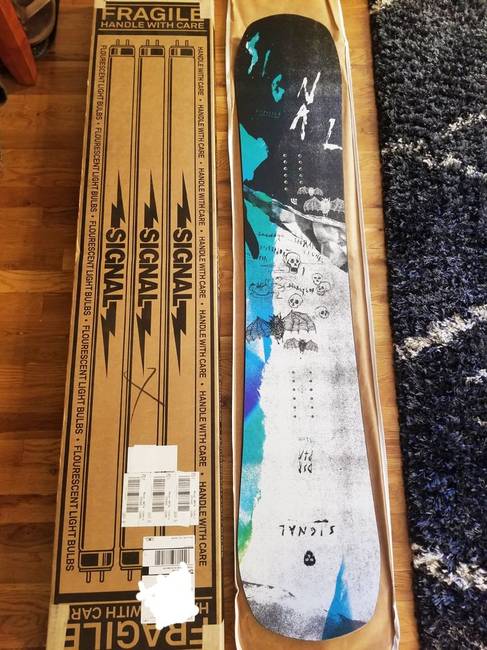 Néhány snowboard-gyártó fénycsőnek álcázott csomagolásban szállítja a termékeit.