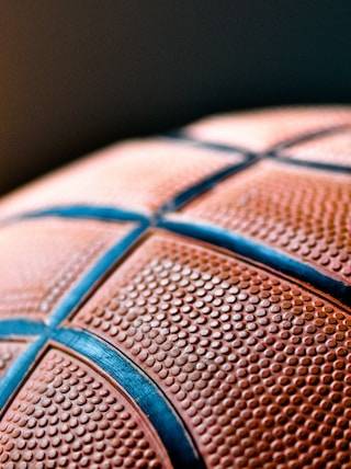 photo 1627627256672 027a4613d028