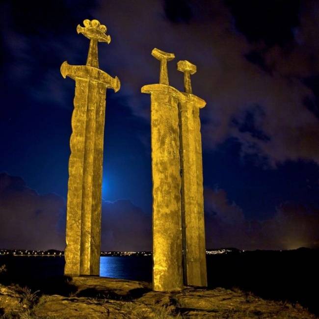 Óriási kard-emlékmű, (Sverd i fjell) Norvégiában.