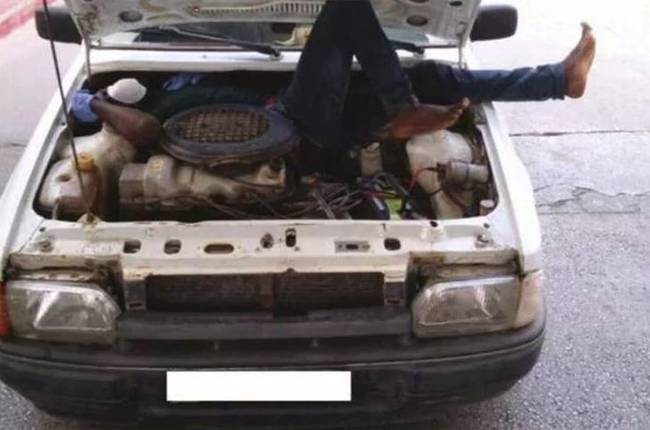 Akárcsak ez az ember, akit pechére annyira égetett a motor, hogy a spanyol határon egyszerűen fogta, és elordította magát. A határőrök persze azonnal szétszedték az autót.