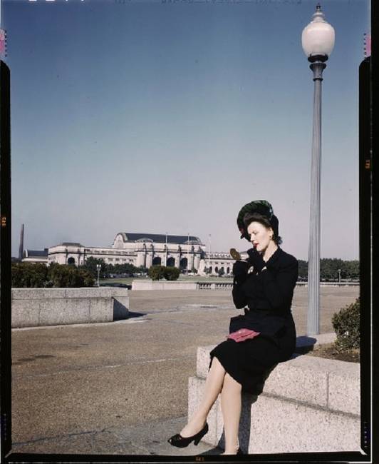 Rúzsát felrakó nő, Washington, DC, 1943
