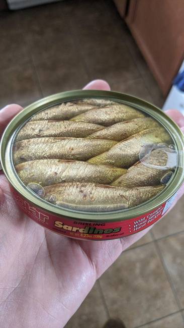 Az átlátszó konzervdoboz fedél lehetővé teszi, hogy a doboz felbontása nélkül is láthassuk a termék kinézetét.