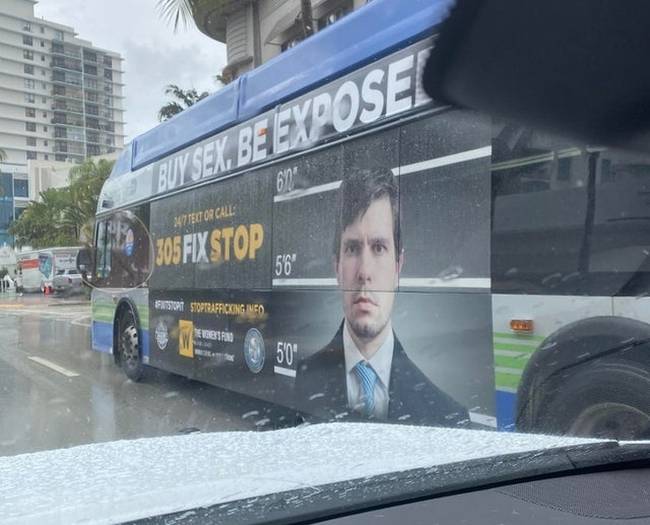 „A barátom színészkedés mellett stock fotózással foglalkozik. Most láttam őt egy buszon egy szexuális erőszak elleni plakáton Floridában.”